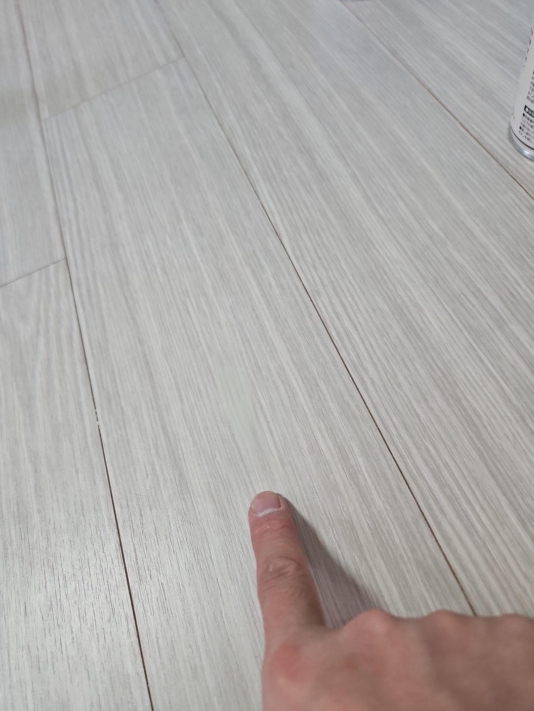 안성 찍혀 패인 마루 부분 복원 작업 중