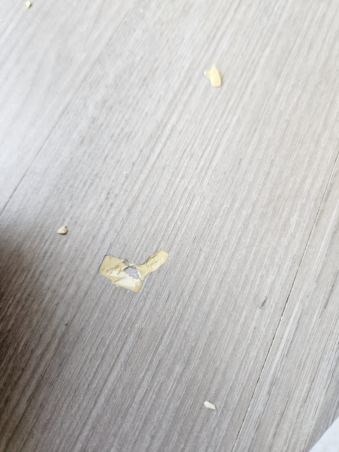 평택 고덕 긁히고 찍혀 합판까지 드러난 강마루 부분 복원 작업 중
