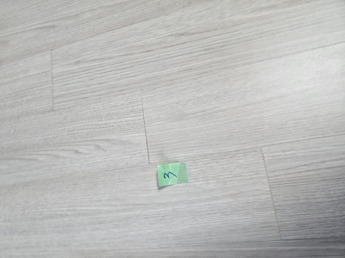 평택 고덕 긁히고 찍혀 합판까지 드러난 강마루 부분 복원 시공 후