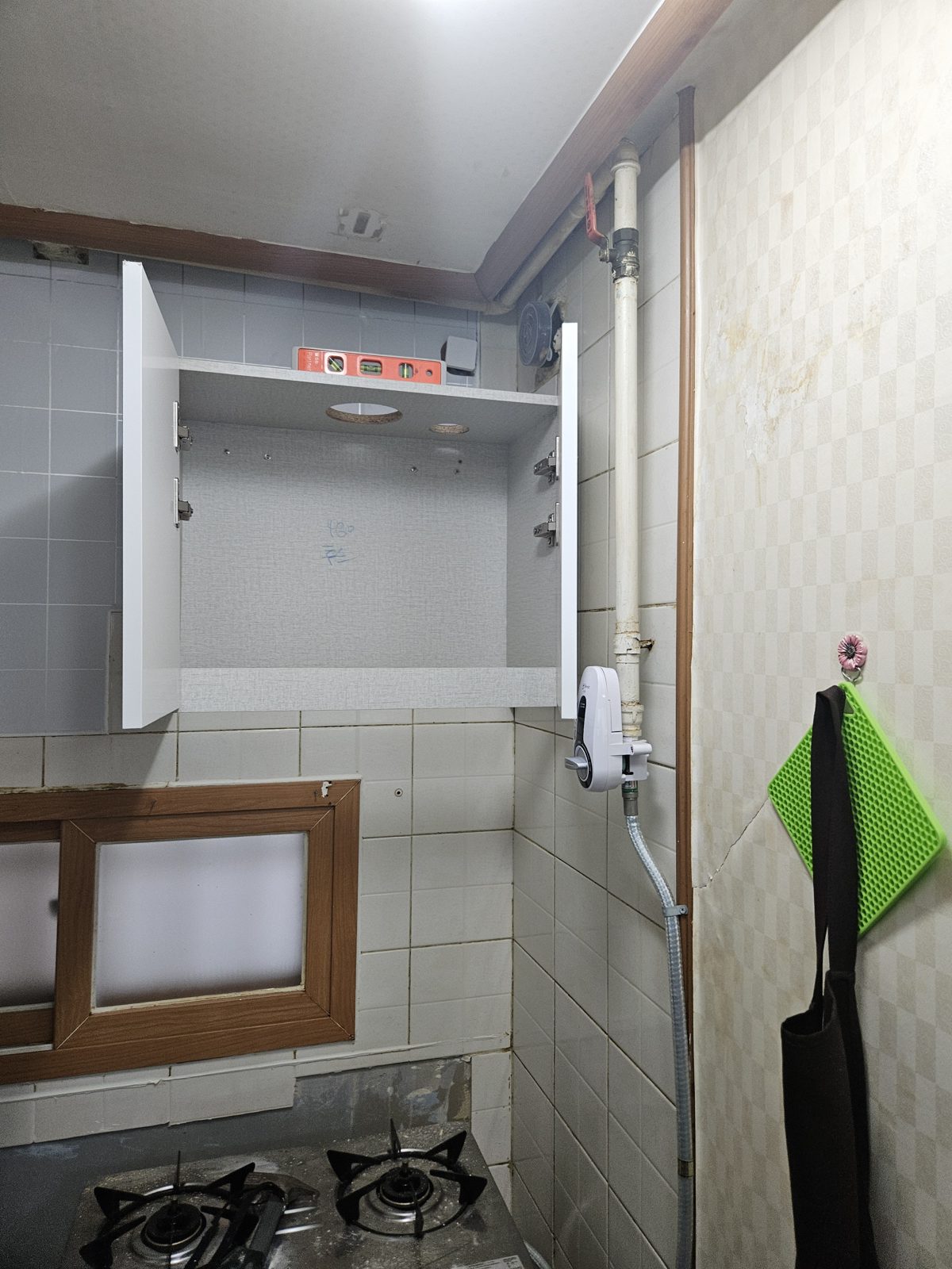 평택 주방 상부장과 후드 새로 설치 작업 중